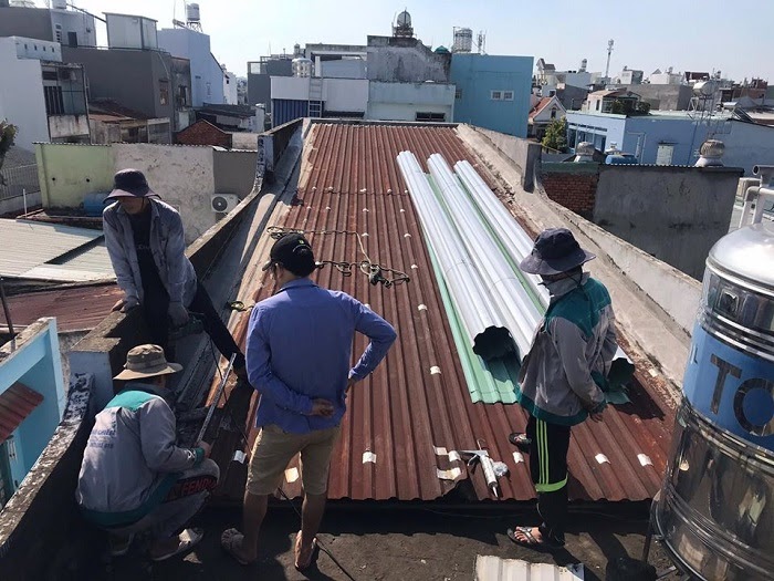 Dịch vụ sửa mái tôn bị dột tại Quận 10